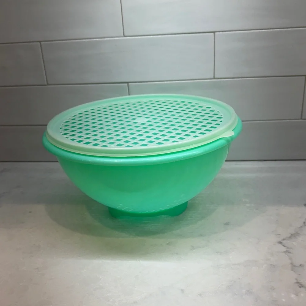 Tupperware Mint Green Colander with Lid